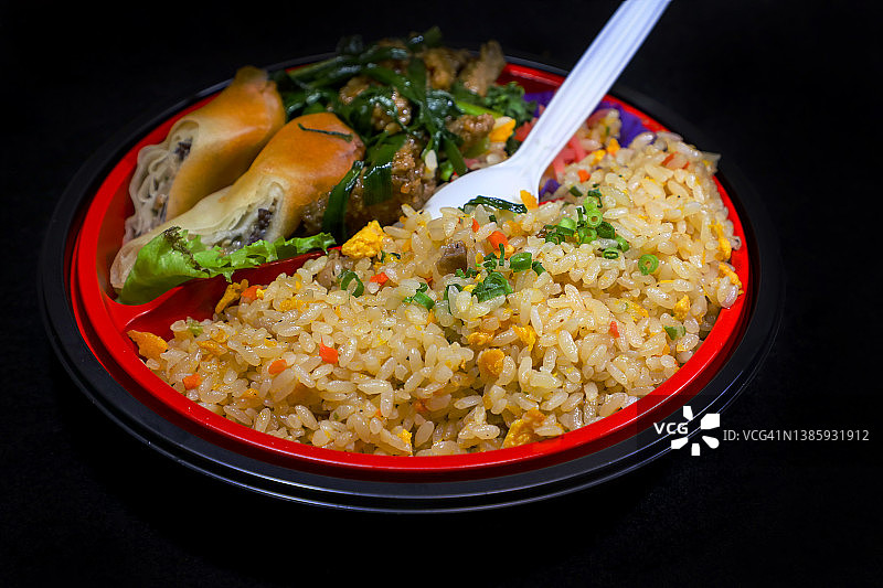 中华便当，韭菜炒饭和春卷图片素材