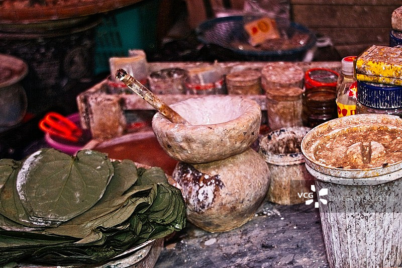 在缅甸维桑海滩市场上的卡特草摊位图片素材