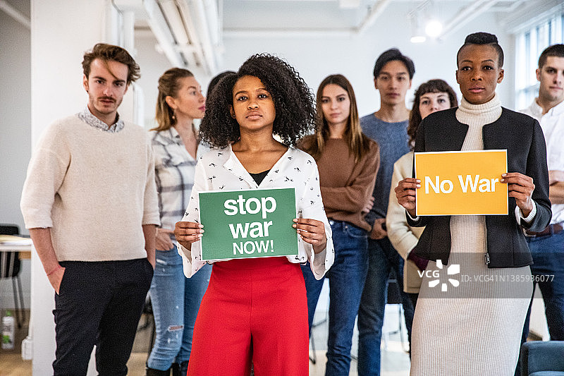 一群商务人士举着反战标语的合影图片素材