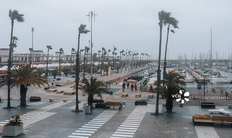 暴风雨即将来临，笼罩着西班牙加泰罗尼亚巴塞罗内塔海滩海岸线图片素材