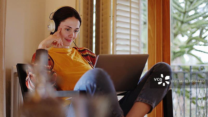 窗边椅子、笔记本电脑与女人图片素材