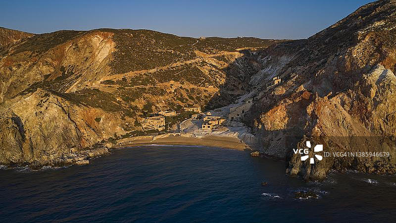 无人机拍摄，晨光，Paralia Thiorichia湾，海滩，废弃的硫磺矿，迷失的地方，蔚蓝无云的天空，深蓝色的海洋，Paralia Thiorichia，米洛斯岛，基克拉迪斯，希腊图片素材