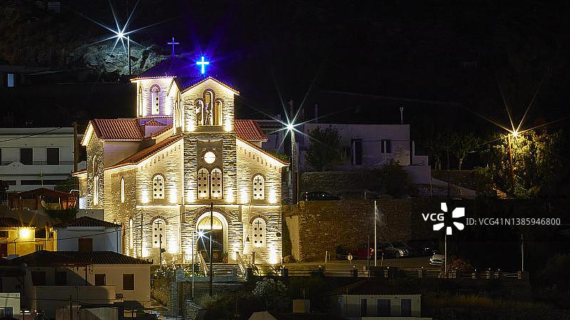 希腊安德罗斯岛巴特斯：节日灯饰下的东正教教堂夜景图片素材