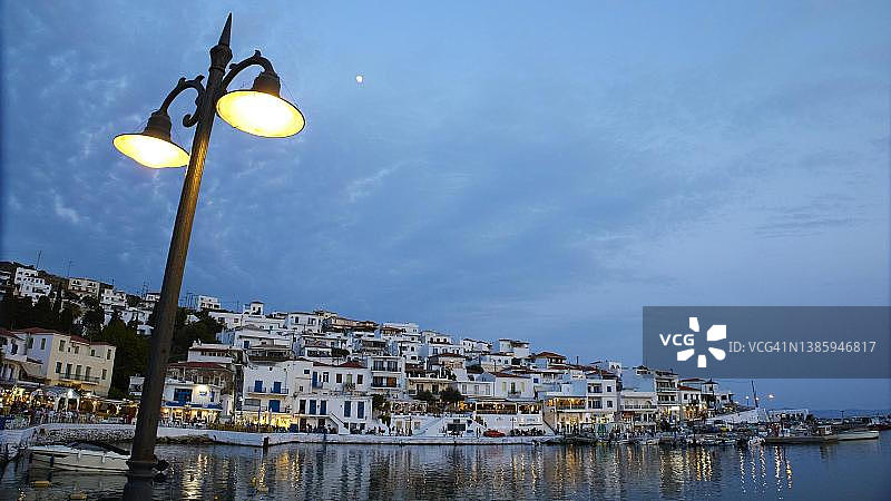 安德罗斯岛巴茨港的黄昏夜景图片素材
