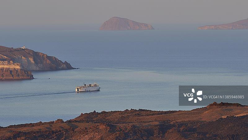 清晨，ANEK航运公司的渡轮驶向希腊圣托里尼岛尼亚卡梅尼火山岛图片素材