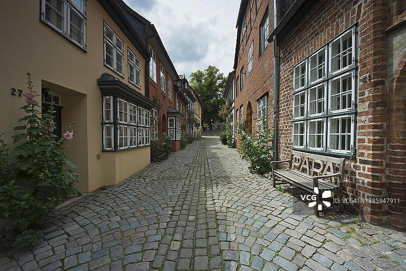 吕讷堡老城区的鹅卵石小巷，德国下萨克森州图片素材