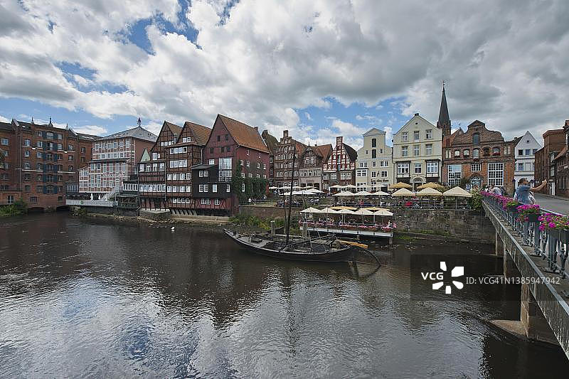 德国下萨克森州吕讷堡Stintmarkt附近的老城区图片素材