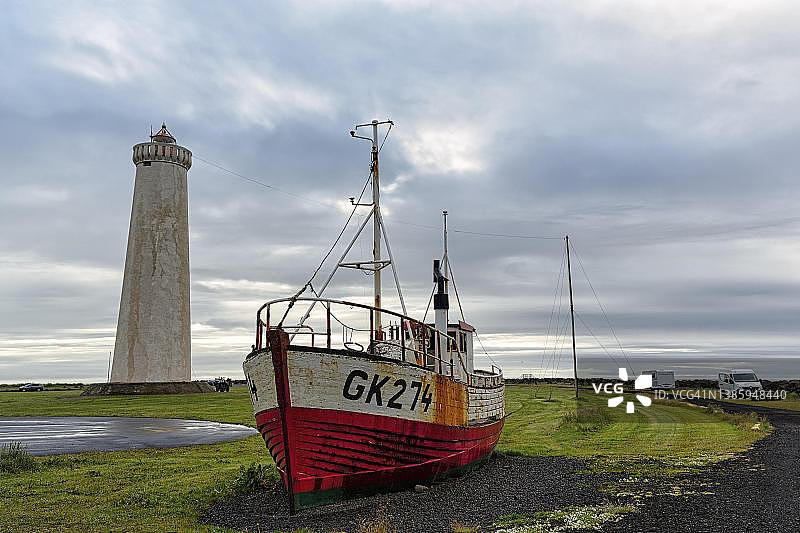 冰岛凯夫拉维克附近加尔泽露营地的加斯卡吉灯塔沉船图片素材