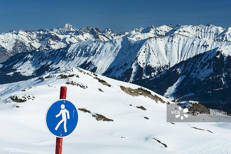 冬季徒步小路，奥地利福拉尔贝格州戈特萨克高原，小沃尔瑟谷，阿尔高阿尔卑斯山在后，阿尔高，德国巴伐利亚州图片素材