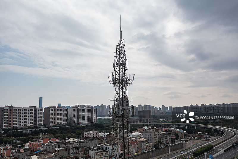阴天中的5G信号塔图片素材