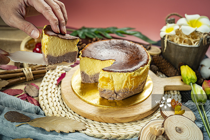 烧焦的芝士蛋糕图片素材