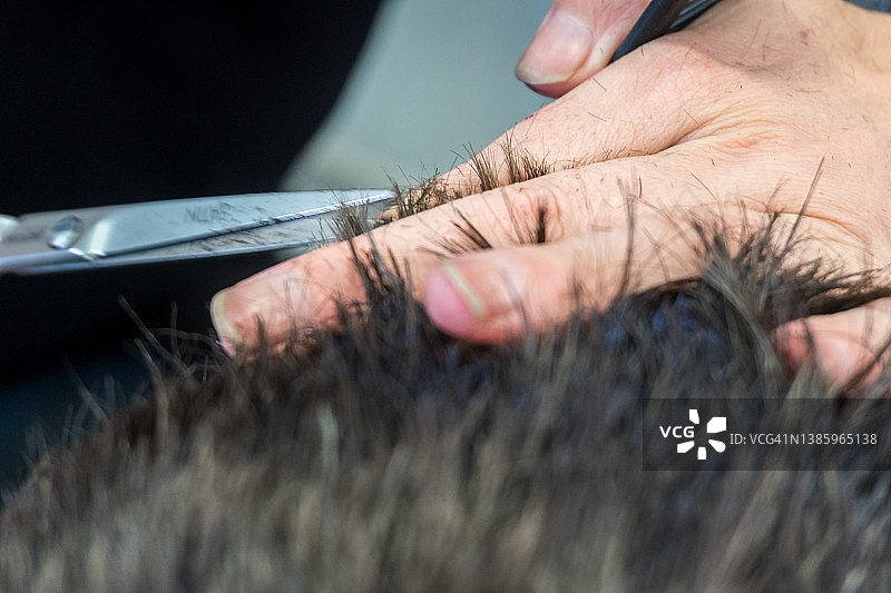 理发师为儿童理发的特写镜头图片素材