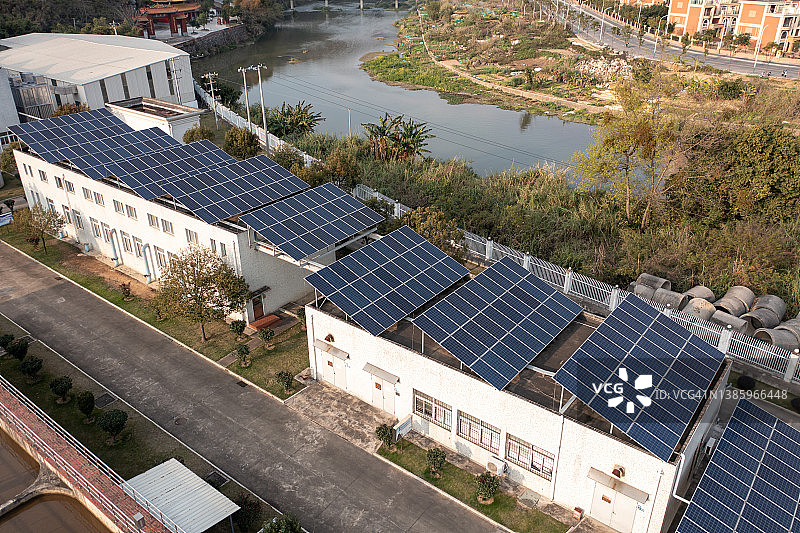 工厂屋顶上的太阳能光伏发电站图片素材