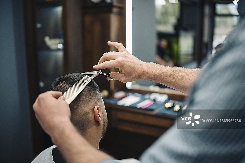 在理发店理发的男人图片素材