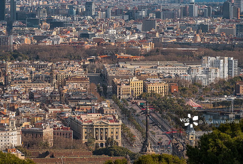 阳光照耀下的巴塞罗那城市建筑鸟瞰图，西班牙加泰罗尼亚图片素材