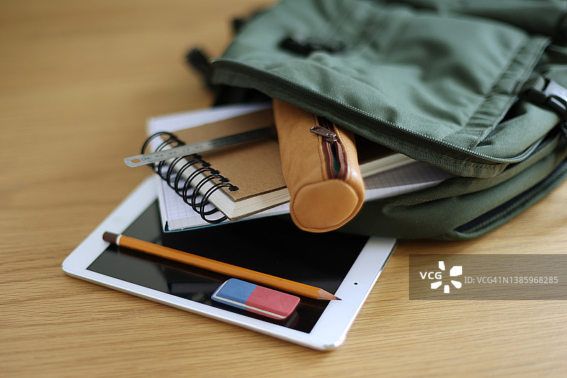 静物：书包和学习用品图片素材