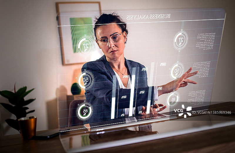 手持电子设备和网络全息图的女商人图片素材