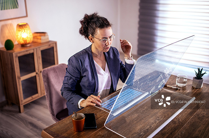 手持电子设备和网络全息图的女商人图片素材