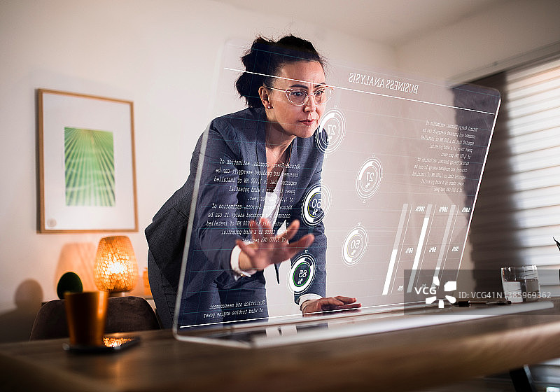 手持电子设备和网络全息图的女商人图片素材