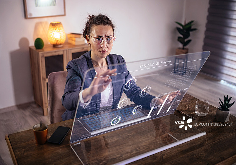 手持电子设备和网络全息图的女商人图片素材