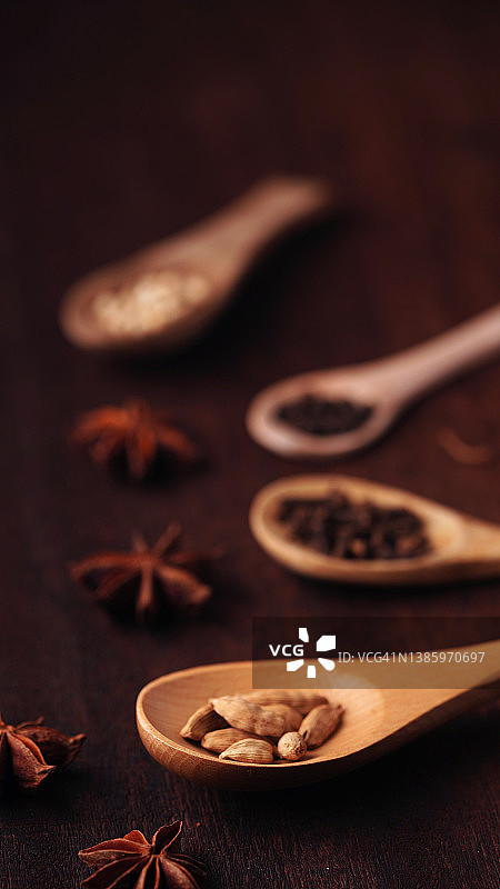 木勺里的小豆蔻图片素材