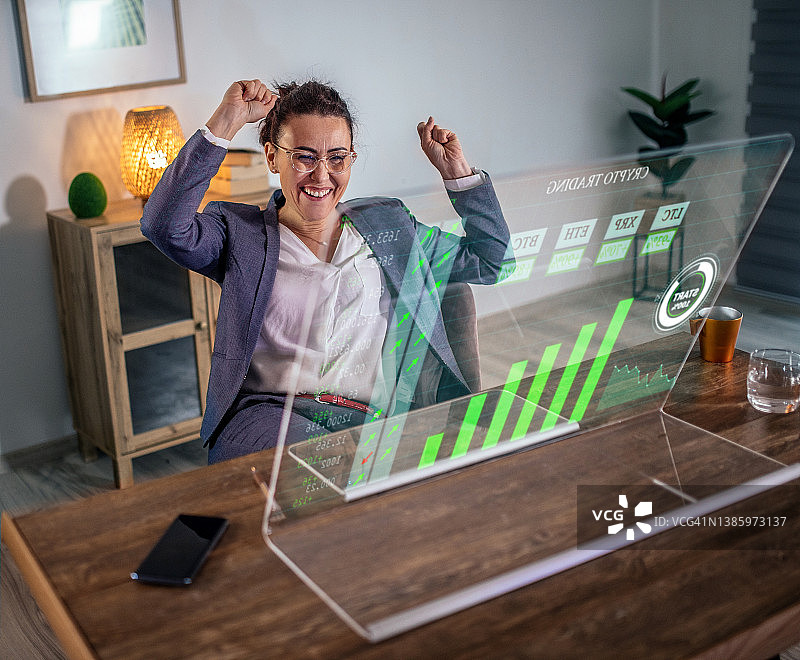 商务女人用电脑分析加密货币市场图表图片素材