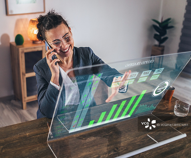 商务女人用电脑分析加密货币市场图表图片素材