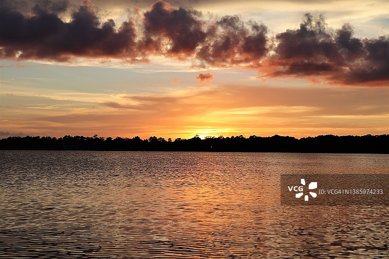 红色云彩和金色太阳图片素材