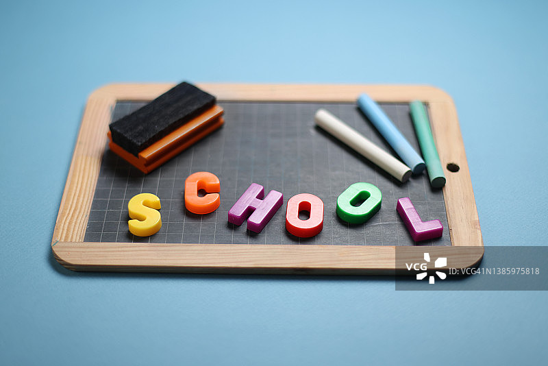 用磁铁写在黑板上的返校季静物影棚照图片素材