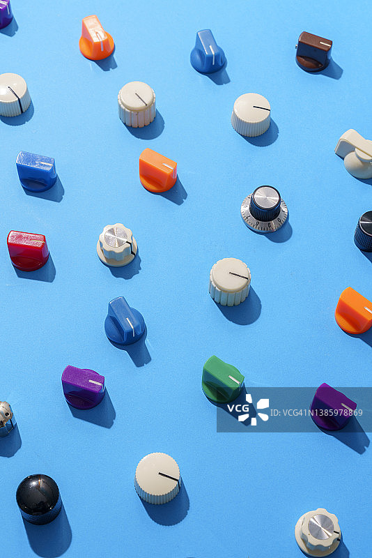 蓝色背景上的彩色旋钮图片素材