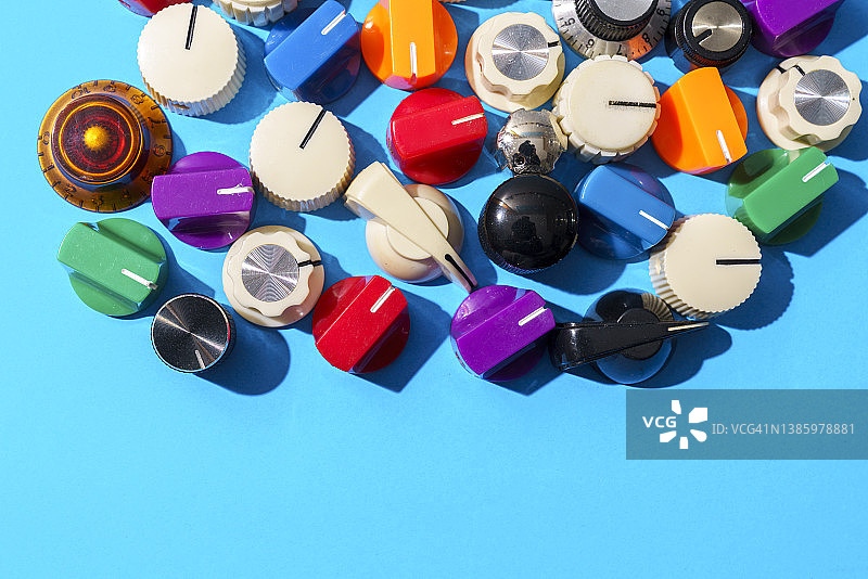 蓝色背景上的彩色旋钮图片素材