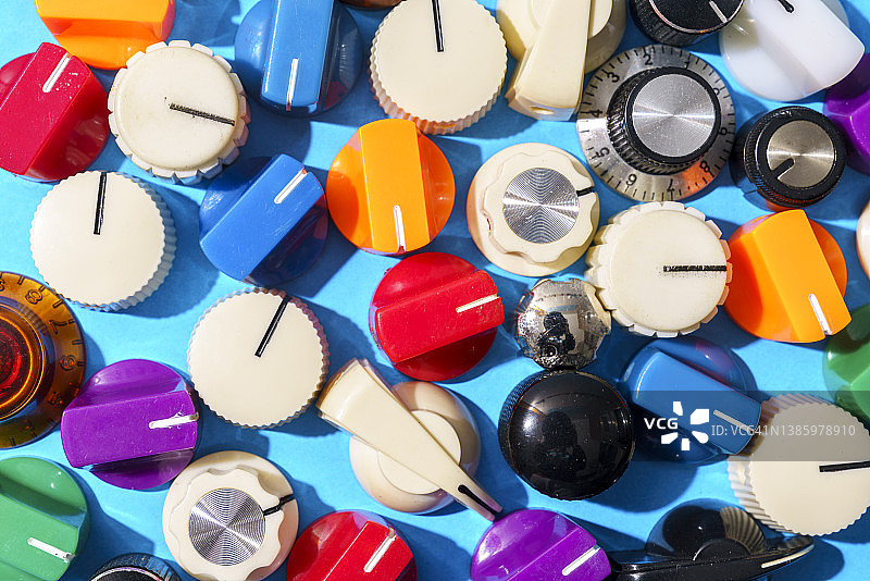 蓝色背景上的彩色旋钮图片素材