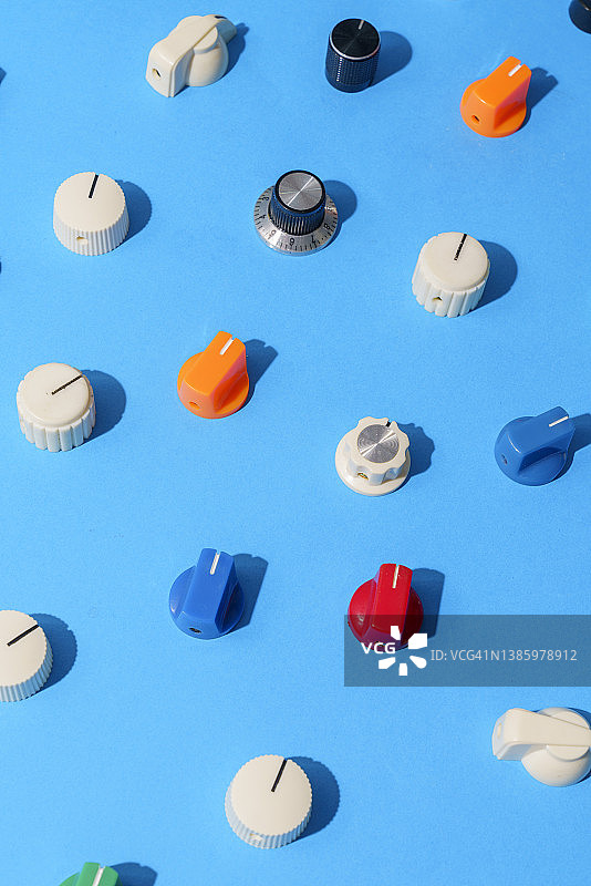 蓝色背景上的彩色旋钮图片素材