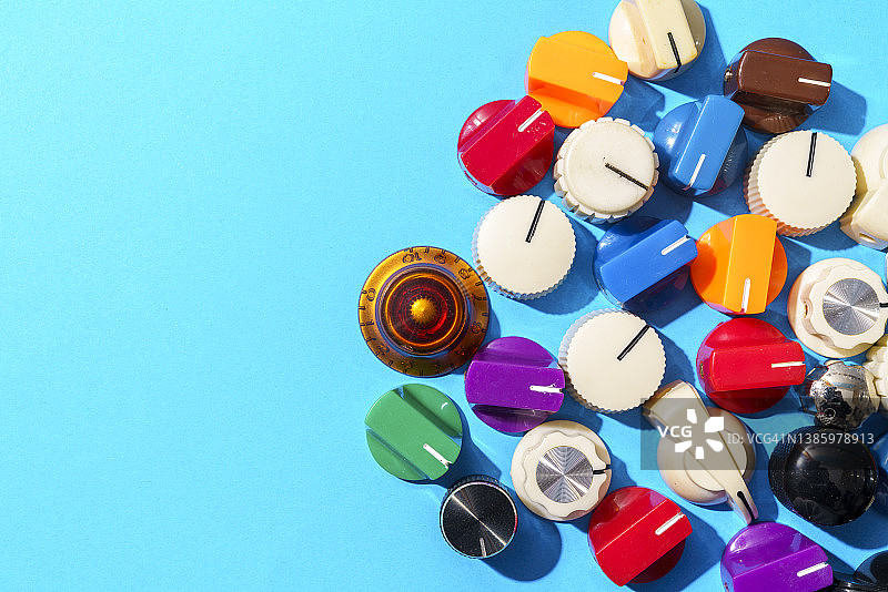 蓝色背景上的彩色旋钮图片素材