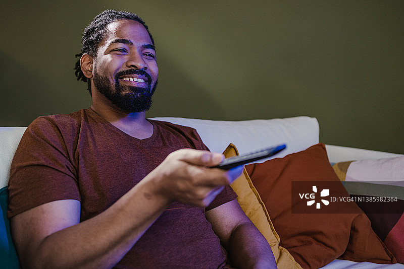 看电视的非裔美国男子图片素材