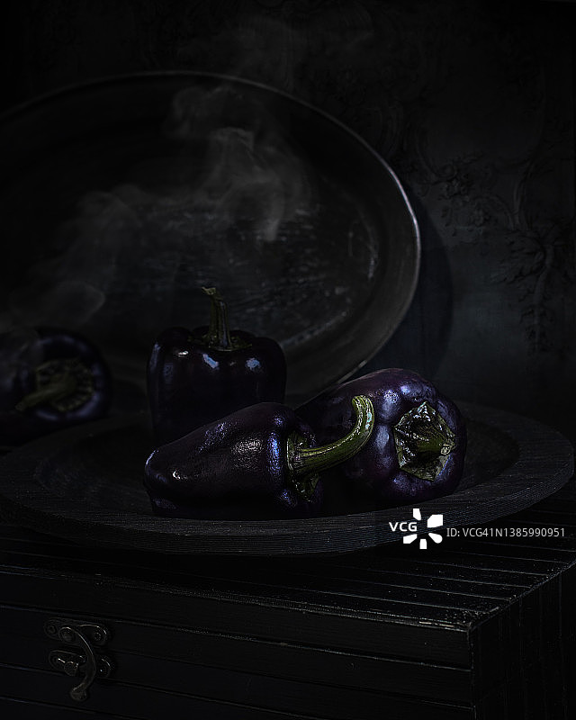 黑色背景上的紫色甜椒图片素材