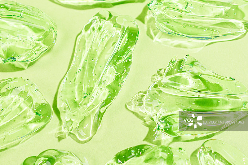 透明绿色液体保湿精华，含玻尿酸抗菌芦荟气泡，护肤美容产品图片素材