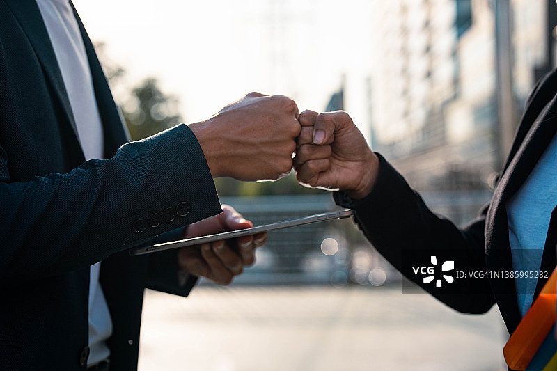 碰拳问候图片素材