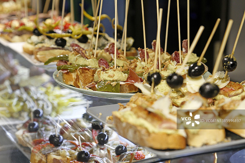 西班牙酒吧柜台上典型的Pintxos和Tapas小吃特写图片素材
