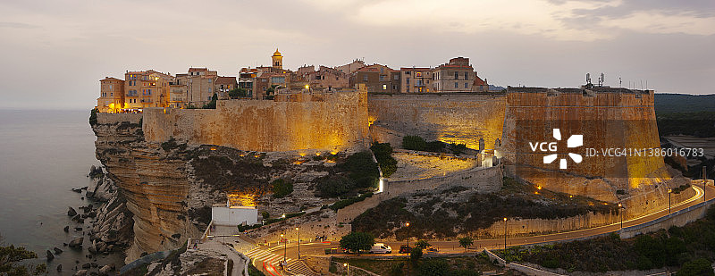 法国科西嘉岛博尼法乔村庄及其夜晚悬崖图片素材