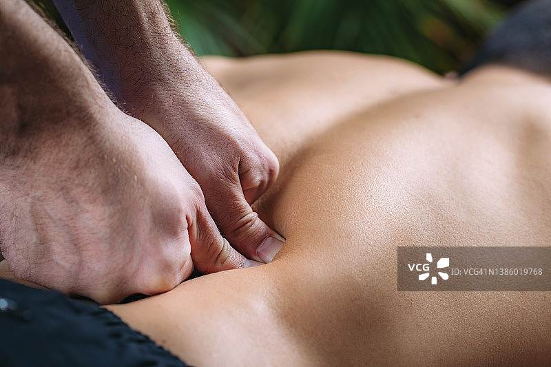 椎间盘突出按摩治疗图片素材