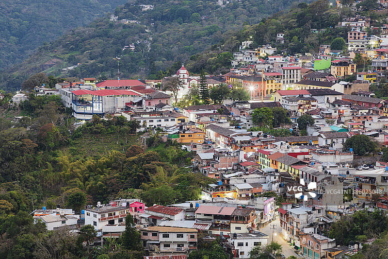 从黄昏时分的1月28日公园看到的帕瓦特兰神奇小镇景色图片素材