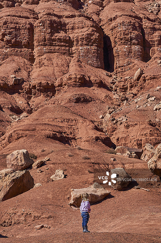 幼儿女孩在美国亚利桑那州佩吉附近的朱砂悬崖国家纪念碑中探索著名的大理石峡谷图片素材