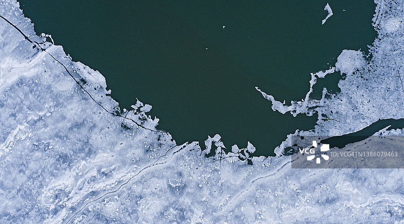 冬季航拍斯卡尼亚特莱斯湖村庄冰封景象图片素材