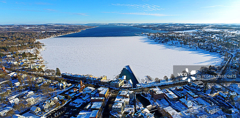 冬季航拍斯卡尼亚特莱斯湖村庄冰封景象图片素材
