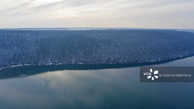 冬季航拍斯卡尼亚特莱斯湖村庄冰封景象图片素材