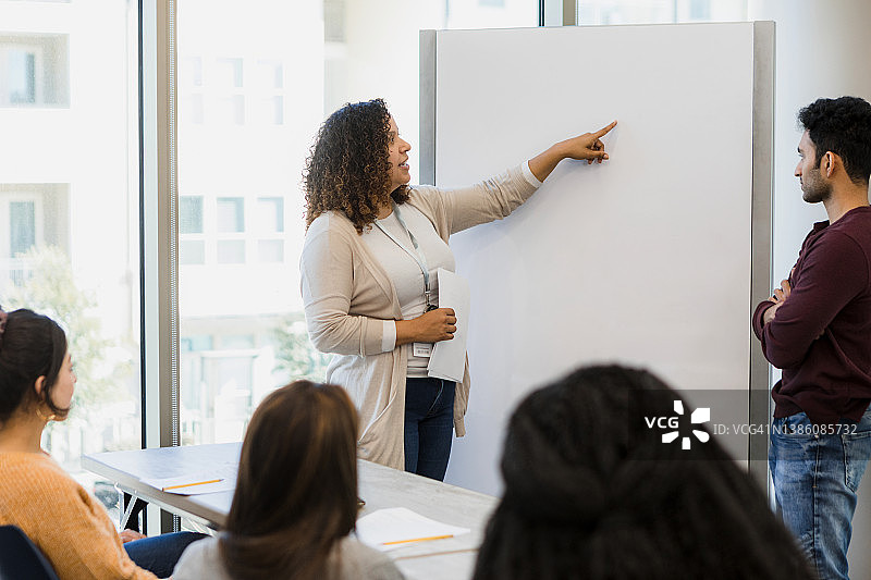 大学生们聚集在老师讲课周围图片素材