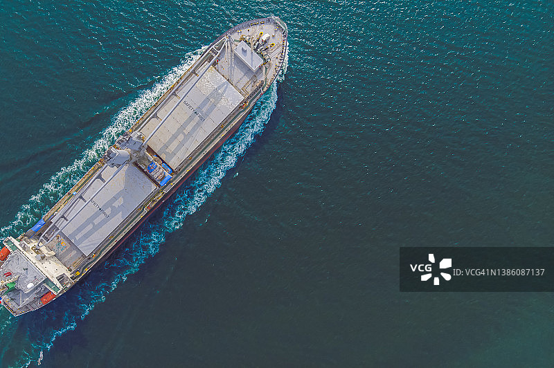 高速航行的散货船鸟瞰图：进出口物流业务图片素材