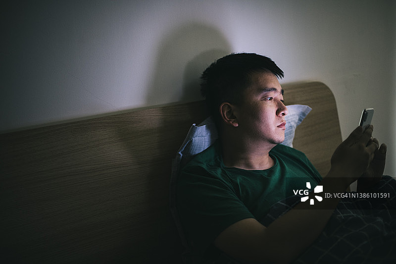 男人在智能手机上看视频图片素材