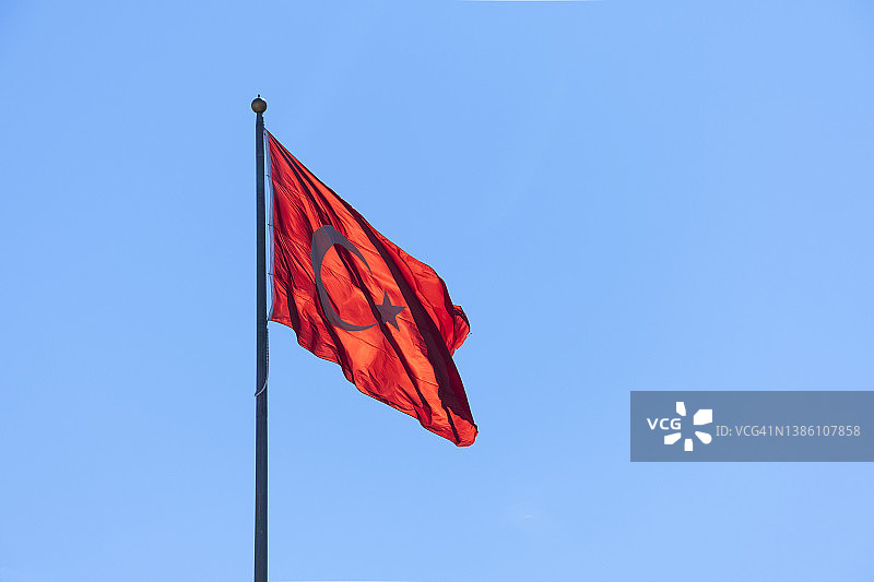在蓝天上飘扬的土耳其国旗旗杆图片素材